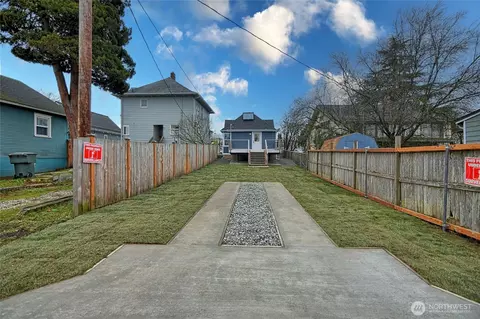 Exterior - 2405 Rockefeller Ave, Everett, WA 98201 photo 3 of 3