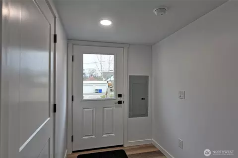 Entry Way - 2405 Rockefeller Ave, Everett, WA 98201 photo 1 of 1