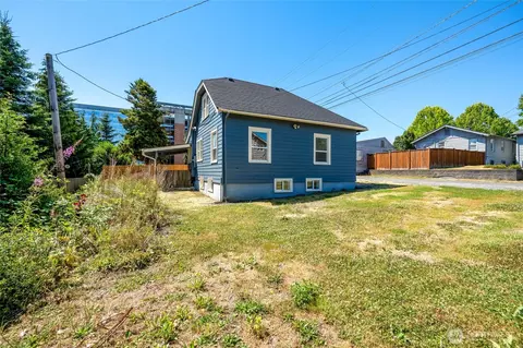 Exterior - 1711 12th St #A, Everett, WA 98201 photo 3 of 4