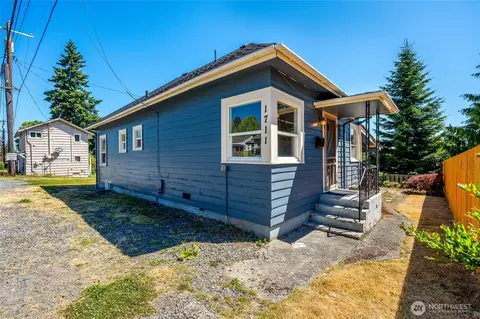 Exterior - 1711 12th St #A, Everett, WA 98201 photo 2 of 4
