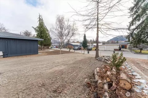 919 E Johnson Ave, Chelan, WA 98816
