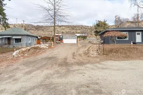 919 E Johnson Ave, Chelan, WA 98816