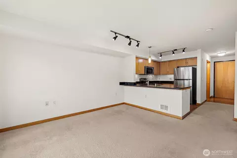 827 Hiawatha Pl S #313, Seattle, WA 98144