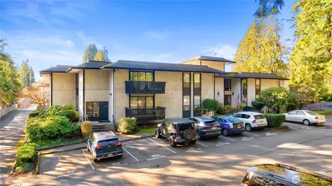 19409 56th Ave W #201, Lynnwood, WA 98036