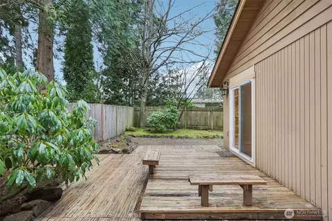 Exterior - 12224 SE 60th Pl, Bellevue, WA 98006 photo 9 of 10