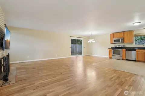 Living - 12224 SE 60th Pl, Bellevue, WA 98006 photo 4 of 6