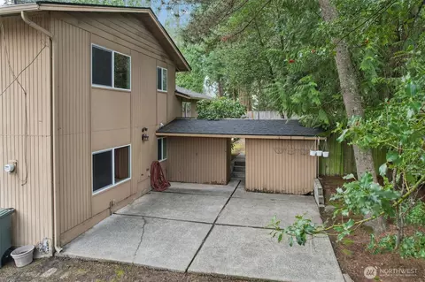 Exterior - 12224 SE 60th Pl, Bellevue, WA 98006 photo 5 of 10