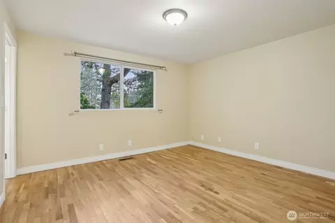 Bedroom - 12224 SE 60th Pl, Bellevue, WA 98006 photo 5 of 7