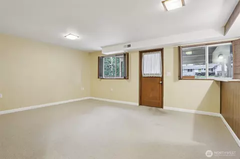 Living - 12224 SE 60th Pl, Bellevue, WA 98006 photo 5 of 6