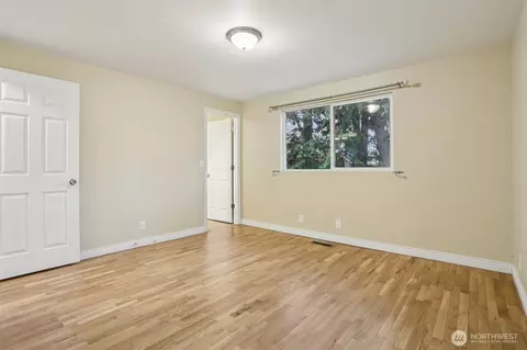Bedroom - 12224 SE 60th Pl, Bellevue, WA 98006 photo 6 of 7