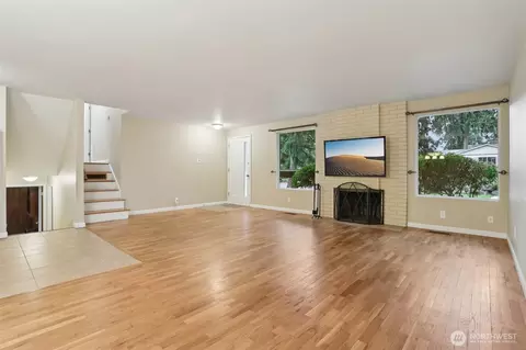 Living - 12224 SE 60th Pl, Bellevue, WA 98006 photo 2 of 6