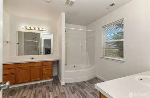 Bath - 11629 54th Dr SE, Everett, WA 98208 photo 2 of 6