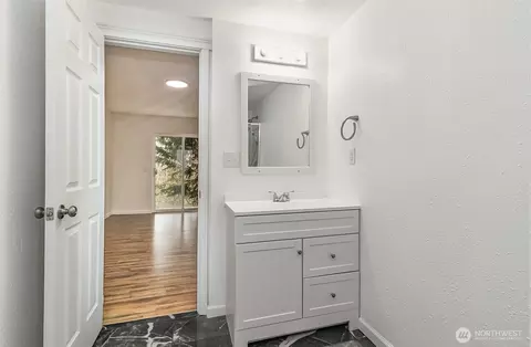 Bath - 11629 54th Dr SE, Everett, WA 98208 photo 5 of 6