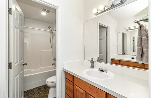 Bath - 11629 54th Dr SE, Everett, WA 98208 photo 4 of 6