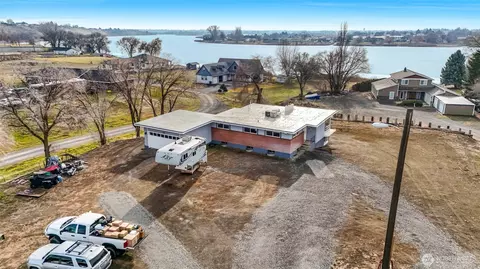 8061 NE Valley Rd, Moses Lake, WA 98837