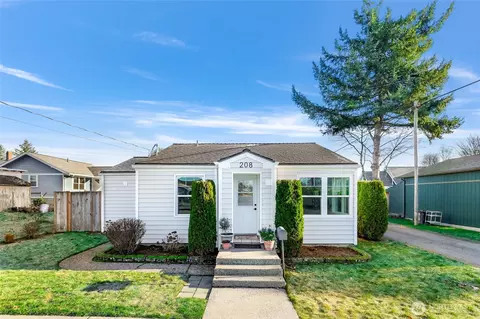 208 9th St, Lynden, WA 98264