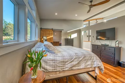 Bedroom - 744 Crescent Beach Dr, Eastsound, WA 98245 photo 3 of 3