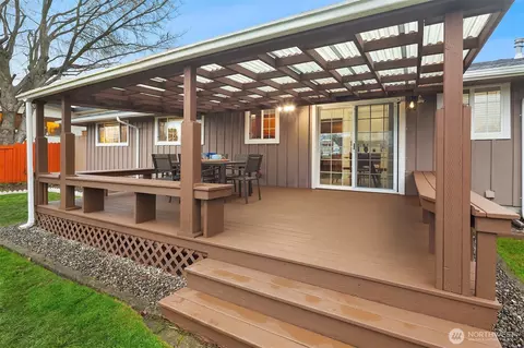 Exterior - 407 3rd Ave N, Edmonds, WA 98020 photo 3 of 5