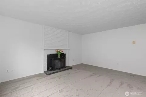 Living - 12830 55th Ave SE, Everett, WA 98208 photo 2 of 4