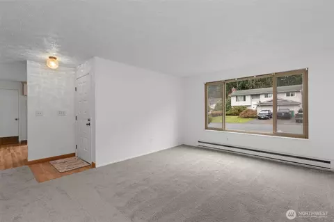 Living - 12830 55th Ave SE, Everett, WA 98208 photo 4 of 4