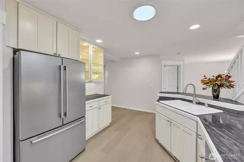 Kitchen - 160 E Soderberg Rd #L32, Allyn, WA 98524 photo 2 of 3