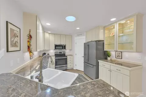 Kitchen - 160 E Soderberg Rd #L32, Allyn, WA 98524 photo 3 of 3
