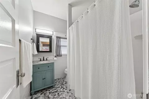 Bath - 1829 Washington Ave, Enumclaw, WA 98022 photo 1 of 2