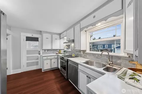 Kitchen - 1829 Washington Ave, Enumclaw, WA 98022 photo 1 of 3