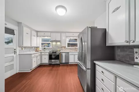 Kitchen - 1829 Washington Ave, Enumclaw, WA 98022 photo 3 of 3