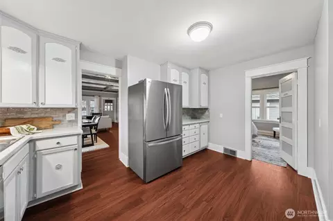 Kitchen - 1829 Washington Ave, Enumclaw, WA 98022 photo 2 of 3