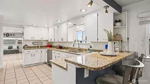 Kitchen - 544 Simons Rd, Monroe, WA 98272 photo 2 of 2