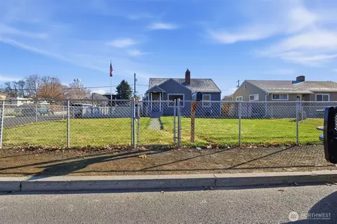 204 E St, Ephrata, WA 98823