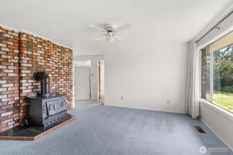 Living - 1480 Rush Rd, Chehalis, WA 98532 photo 2 of 5