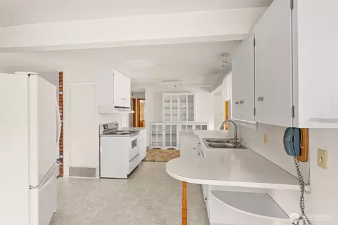 Kitchen - 1480 Rush Rd, Chehalis, WA 98532 photo 1 of 3