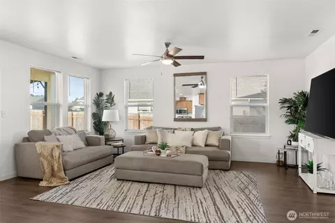 Living - 405 Cardinal Ave, Winlock, WA 98596 photo 2 of 3