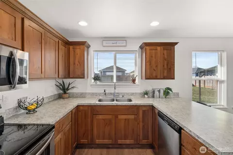 Kitchen - 405 Cardinal Ave, Winlock, WA 98596 photo 2 of 3