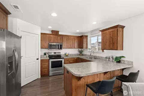 Kitchen - 405 Cardinal Ave, Winlock, WA 98596 photo 1 of 3