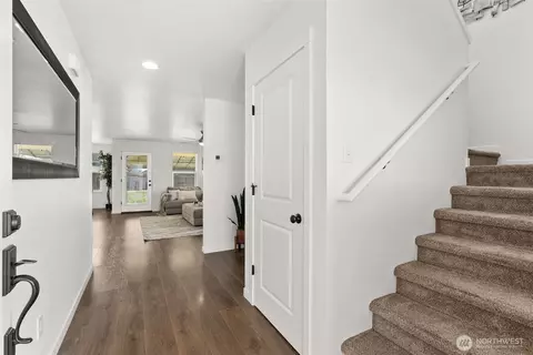 Entry Way - 405 Cardinal Ave, Winlock, WA 98596 photo 2 of 4