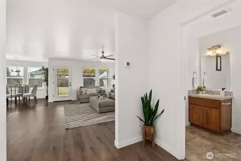 Entry Way - 405 Cardinal Ave, Winlock, WA 98596 photo 3 of 4