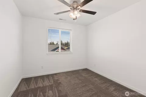 Bedroom - 405 Cardinal Ave, Winlock, WA 98596 photo 5 of 7