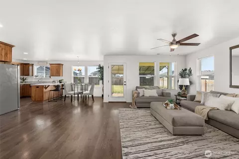 Living - 405 Cardinal Ave, Winlock, WA 98596 photo 1 of 3