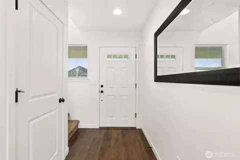 Entry Way - 405 Cardinal Ave, Winlock, WA 98596 photo 1 of 4