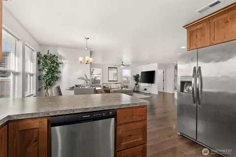 Kitchen - 405 Cardinal Ave, Winlock, WA 98596 photo 3 of 3