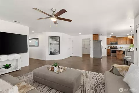 Living - 405 Cardinal Ave, Winlock, WA 98596 photo 3 of 3