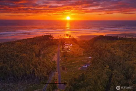 4 Chauncey Ln, Pacific Beach, WA 98571