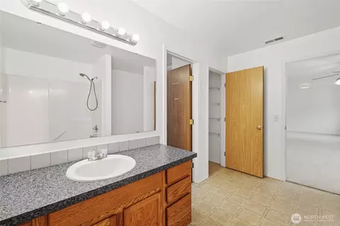 Bath - 1116 Daffodil Ave NE, Orting, WA 98360 photo 2 of 3