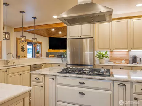 Kitchen - 161 Sims Ln, Sequim, WA 98382 photo 3 of 4