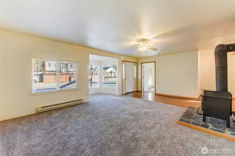 Living - 1926 Monroe Ave, Everett, WA 98203 photo 3 of 3