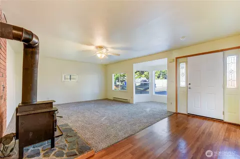 Living - 1926 Monroe Ave, Everett, WA 98203 photo 1 of 3