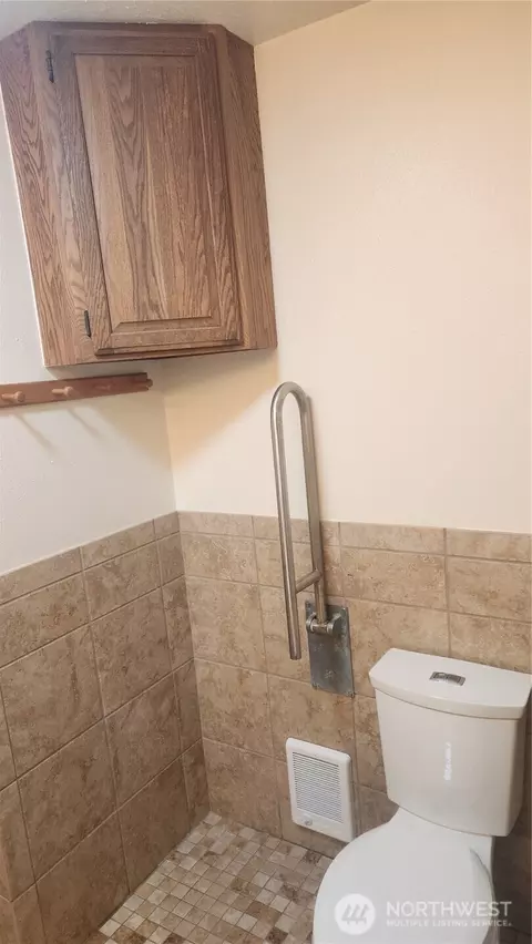 Bath - 1926 Monroe Ave, Everett, WA 98203 photo 2 of 3
